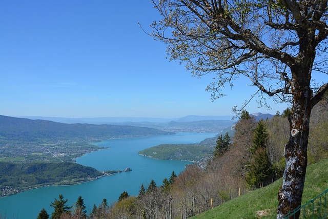 Magnifique vue du lac d'Annecy depuis le Mont Veyrier